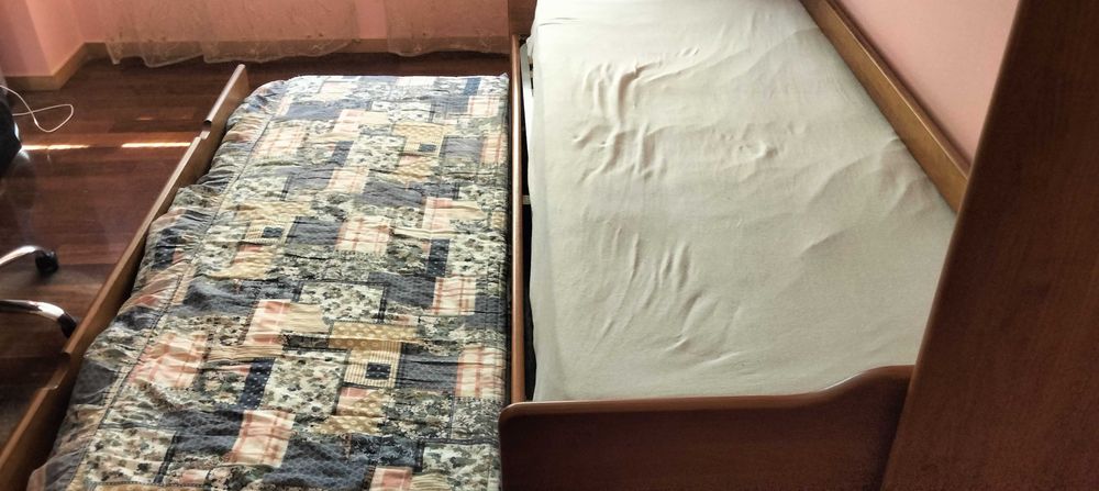 uma cama de estudio em bloco com arrumação superior e uma segunda cama embutida (cama de gavetão) 185x80 cm