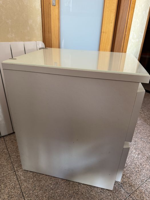 Mesa cabeceira com vidro