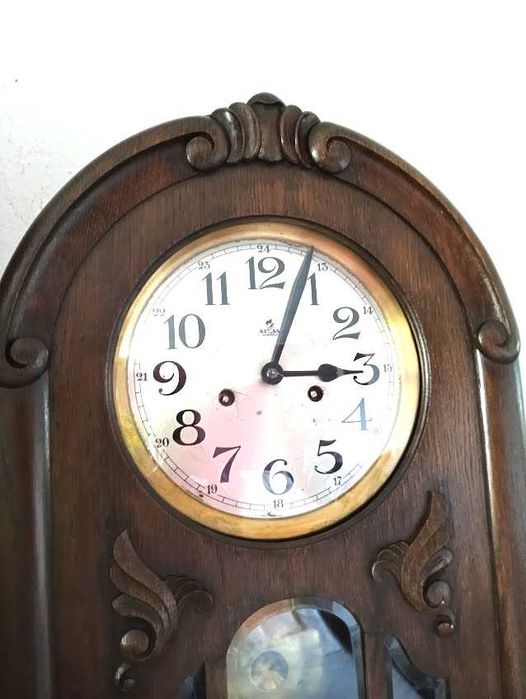 Stary zegar wiszący typu baba.