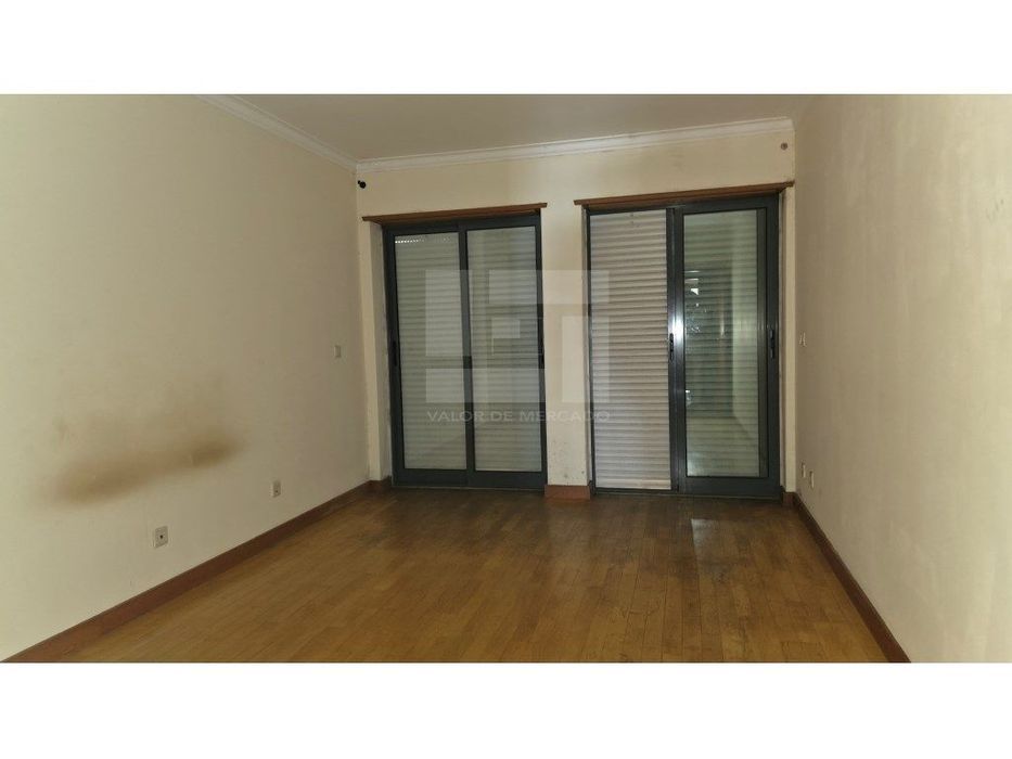 Apartamento T3 na Urbanização Alto da Mira, Amadora, com elevador.
