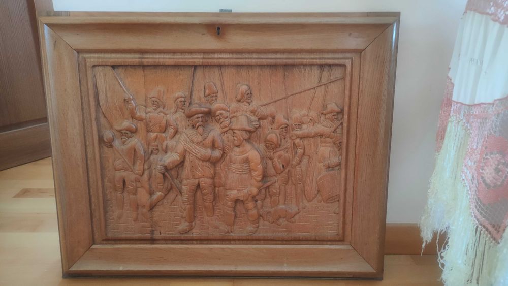 Rzeźbione drzwi do barku