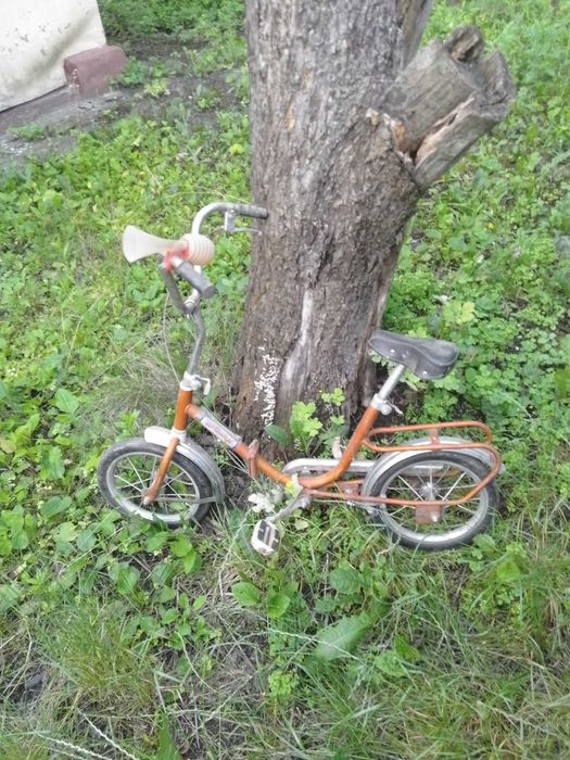 Дитячі кроватка та велосипед