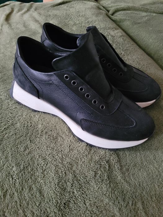 Женские кроссовки