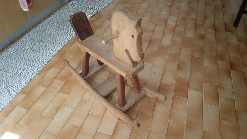 Cavalo de madeira criança