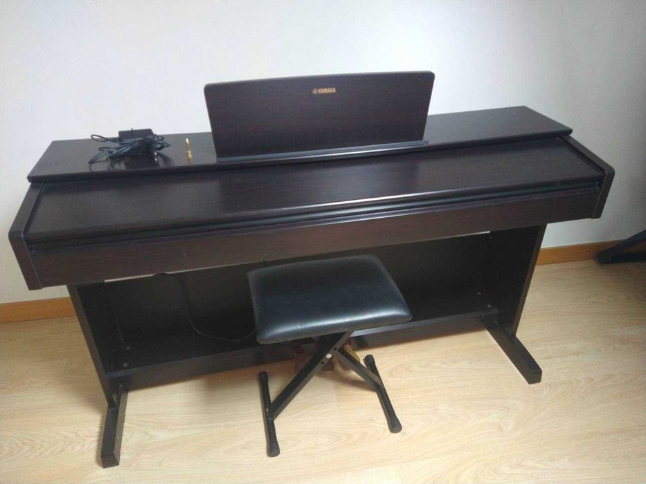 Piano YAMAHA digital c/ banco e adaptador