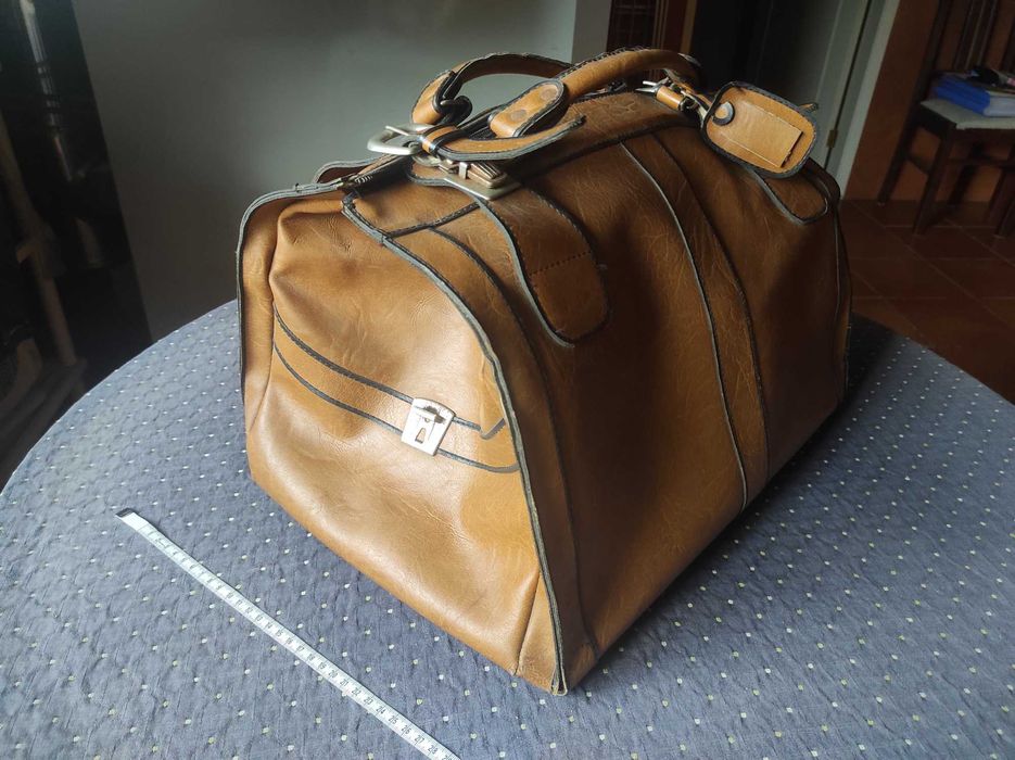 Antiga mala de viagem em pele