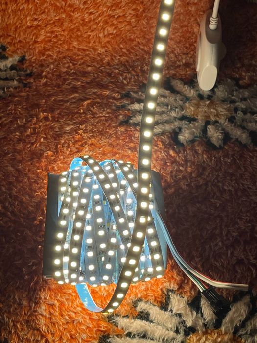 Світлодіодна стрічка 5 м з датчиком руху i блоком живлення