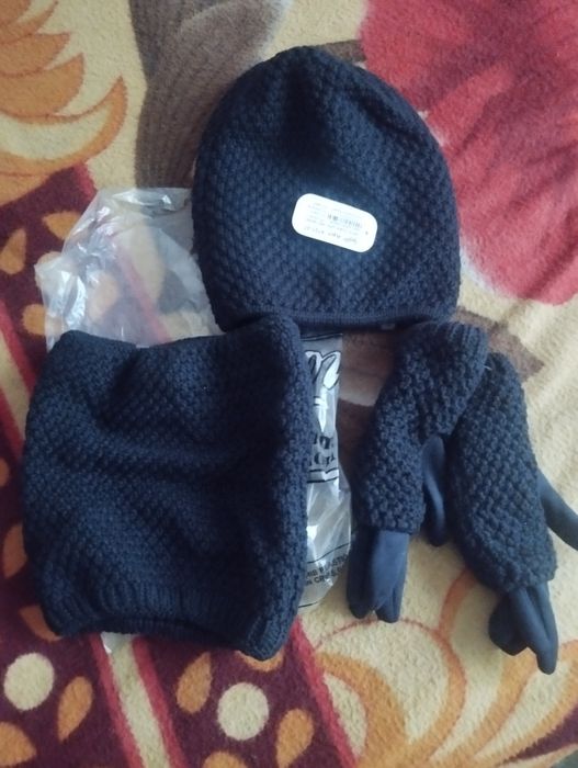 Продам вязаный женский комплект на зиму.( Шапка, хомут и рукавички)