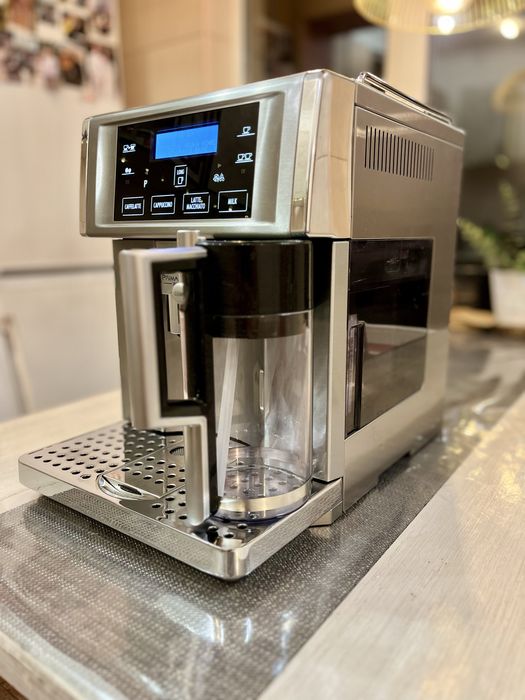 автоматична кавоварка De'Longhi PrimaDonna Avant (модель ESAM 6700).
