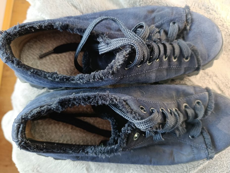 Stuart Weitzman, model Fringiecoverstory (XL17415).