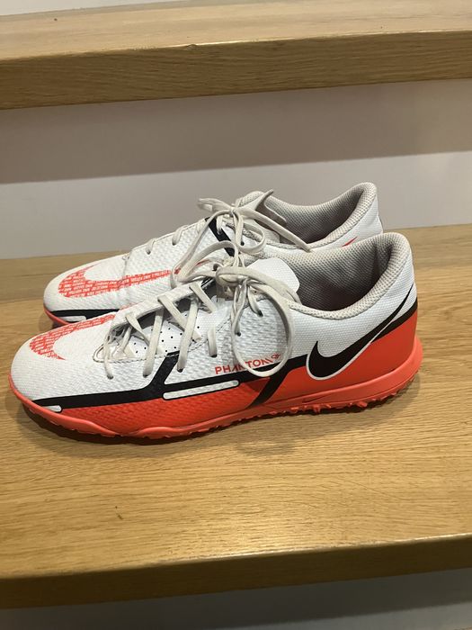 Białe korki Nike Phantom GT w rozmiarze 40 (US 7).m