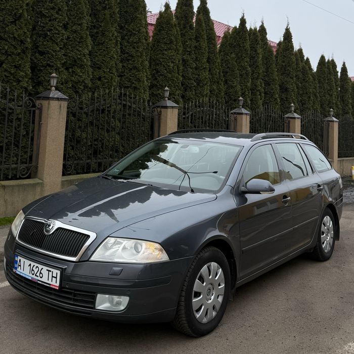 1.9 дизель на механике,двухзонный климат контроль,круиз контроль,датчик дождя,по кузову и салону в хорошем состоянии,грм заменён 15 тис назад,по технике без каких либо замечаний работает всё,временный учёт