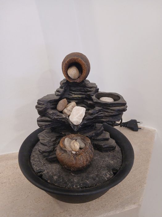 Fonte de água - Gato preto