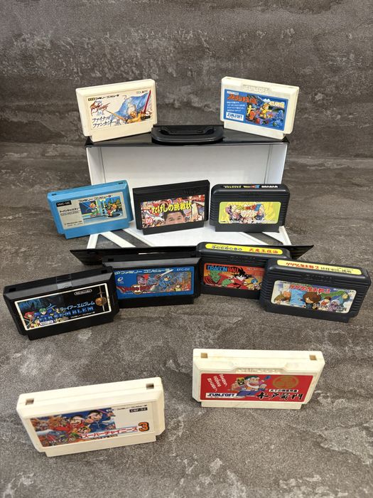 Кейс Nintendo Famicom з колекцією картриджів 11 штук