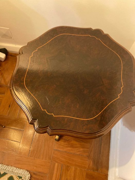 Vendo Camiseiro, mesas de cabeceira e mesa de apoio