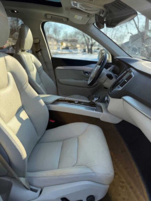 Volvo XC90      2022