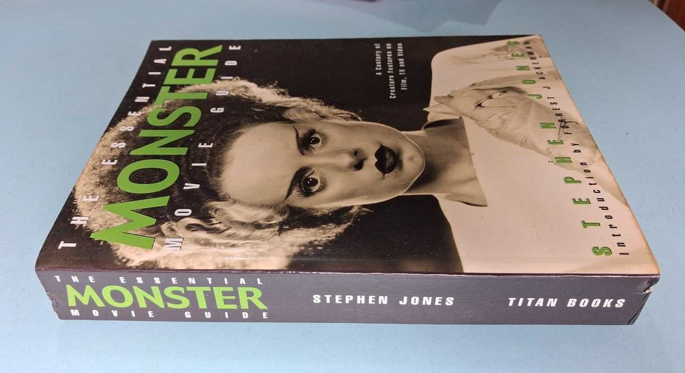 The Essential Monster Movie Guide - Stephen Jones - 450 páginas