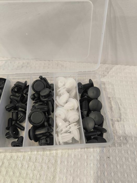 Conjunto de parafusos e buchas para carro