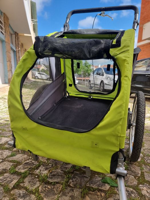Carrinho atrelado cães
