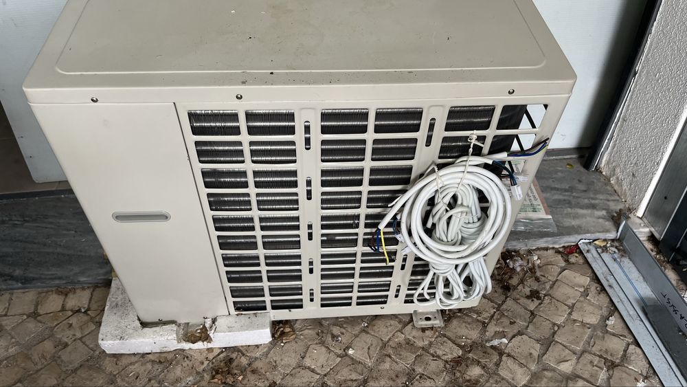 Maquina de Ar condicionado 9000 BTUS com duas unidades interiores