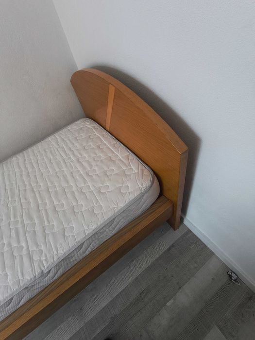 Vendo cama com colchão para uma pessoa