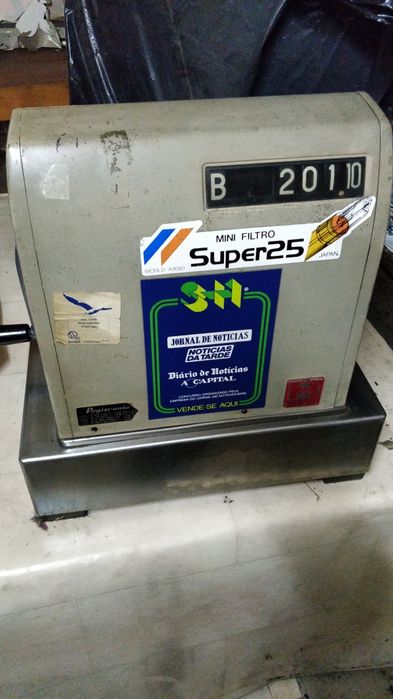Maquina registadora manual antiga a funcionar