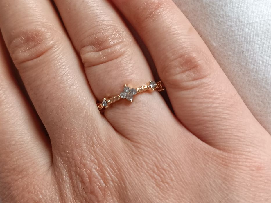 pierścionek obrączka z diamencikami