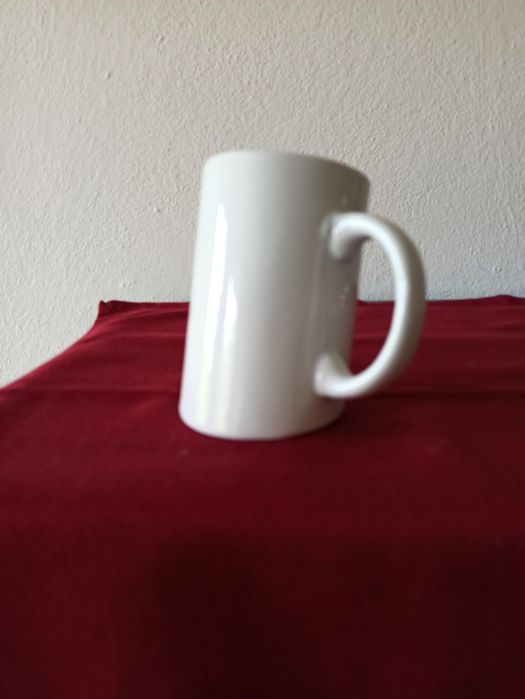 Krzywy, biały kubek