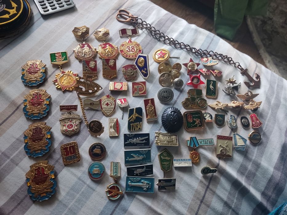 Продам значки, монеты серебро.