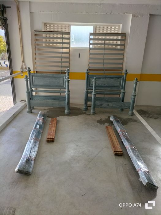 2 Camas de solteiro + mesa cabeceira