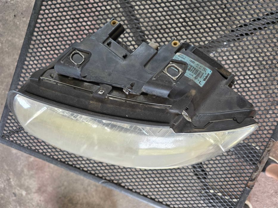 lampa lewa przód przednia Audi a4 b6 02 rok Europa oryginalna 2.0 benzyna