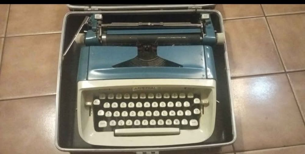 Máquina de escrever Imperial, em óptimo estado.
