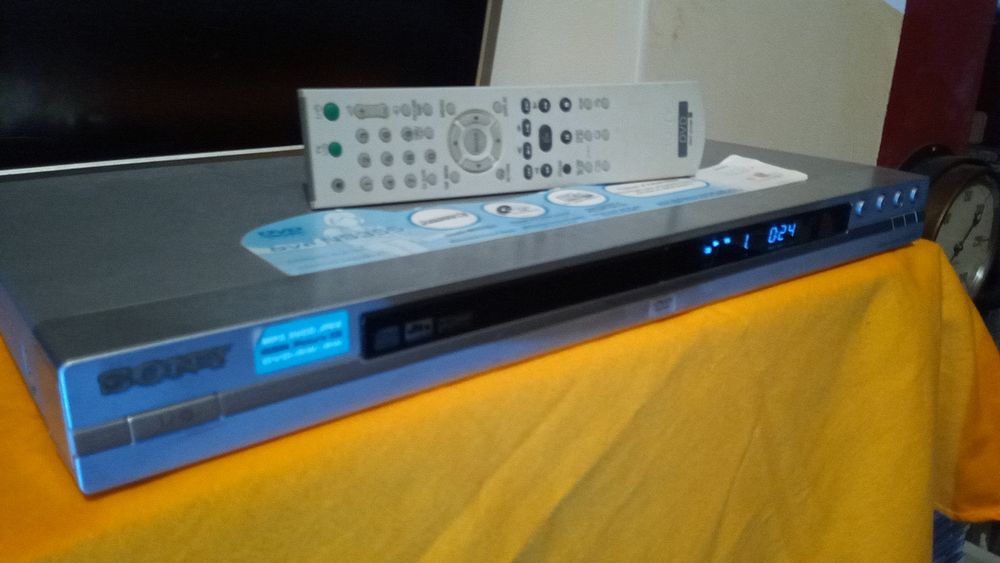 Leitor de Cd's e DVD's Sony com comando