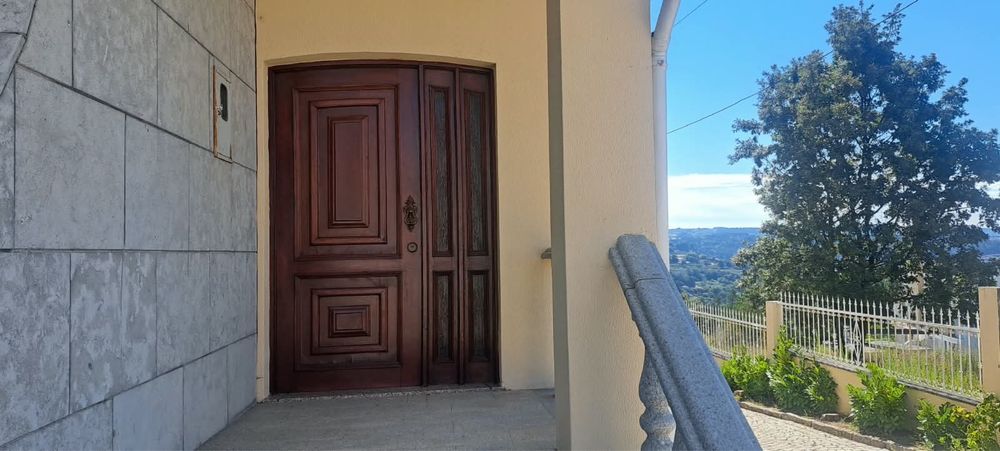 Vendo caixilharia e portas