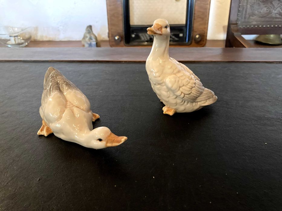Patos em louça pintada