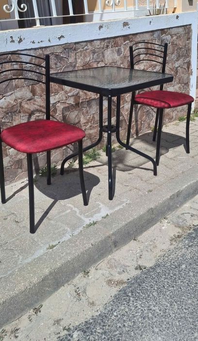 Mesa de vidro com 2 cadeiras
