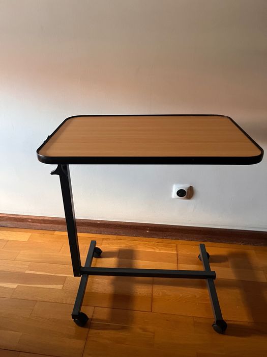 Cama articulada e mesa de apoio como novas