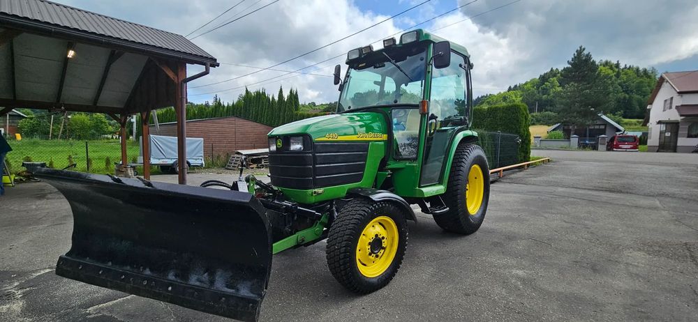 John Deere 4410  John Deere 4410 HST 4x4 – przedni i tylny TUZ, pług skrętny+kosiarka