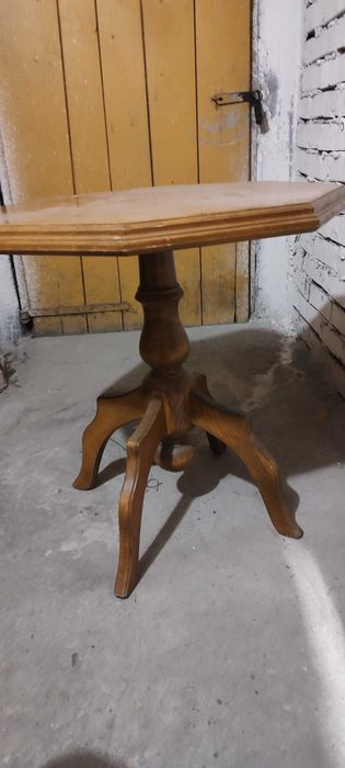 Stolik kawowy posiadający 4 nogi