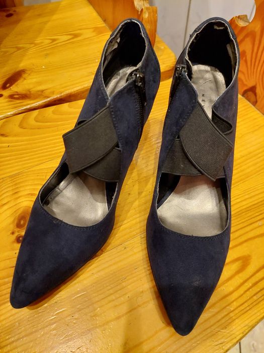 Granatowe, eleganckie szpilki