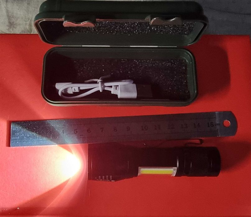 Pequena lanterna led com estojo a bateria