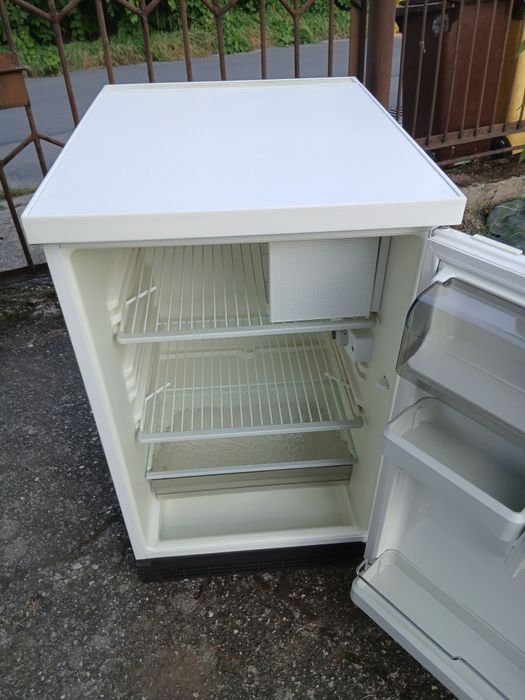 Mała lodówka z małym zamrażarnikiem firmy BOSCH w bardzo dobrym stanie