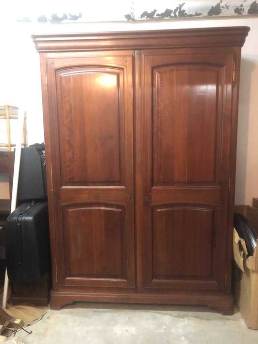 Armário clássico em madeira de nogueira – Elegância e robustez