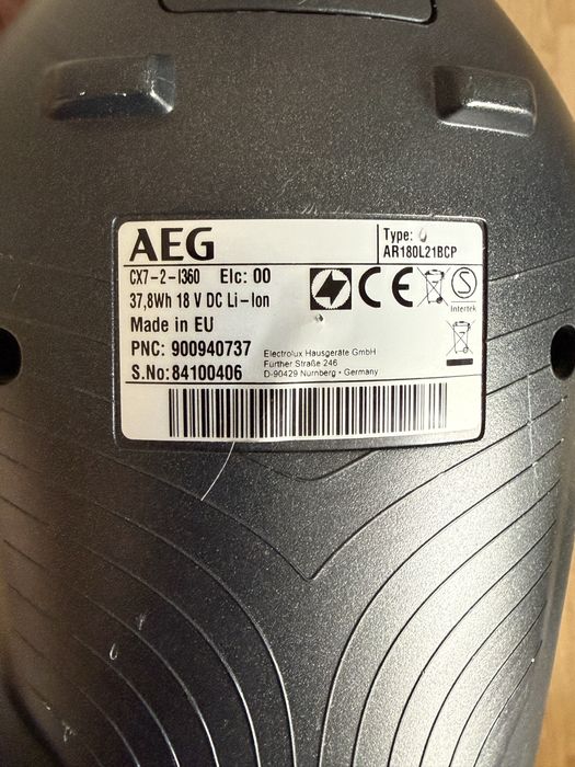 Вертикальний акумулятрний пилосос AEG CX7 акум тримає чудово до 40 хв
