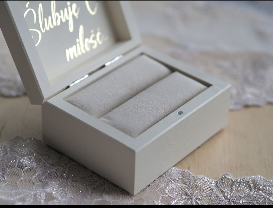 Minimalistyczne pudełko  na obrączki  z poduszką velvet