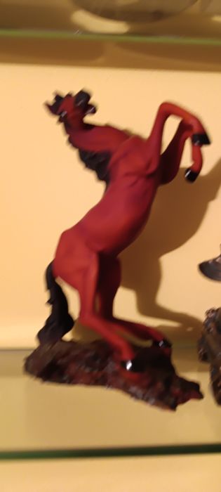 Estatueta cavalo em pé