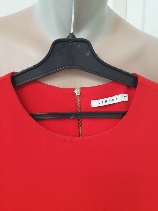 Червона сукня з плісованим низом. Розмір 42 (M-L).350грн.