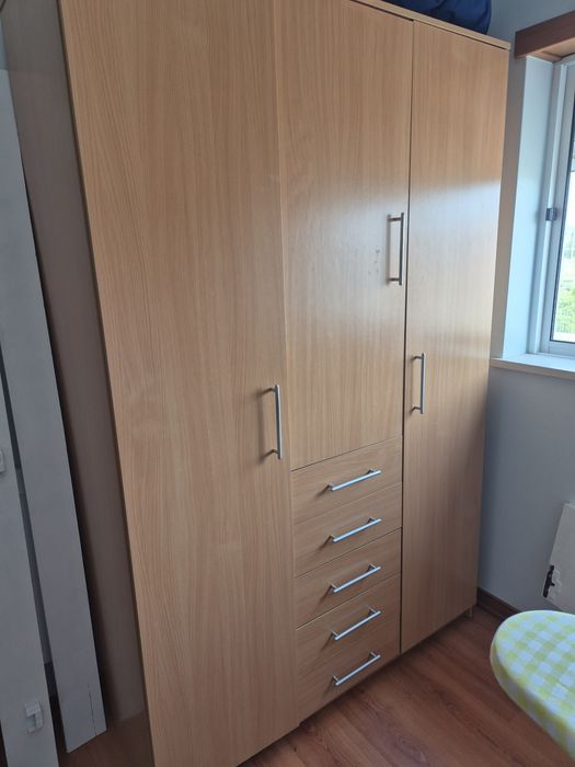 Guarda roupa de três portas e cinco gavetas