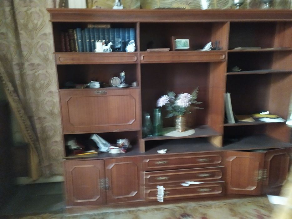Venda de artigos usados, um móvel de sala, um roupeiro, duas camas em madeira antiga, uma em ferro, duas cómodas com pedra mármore e um aparador