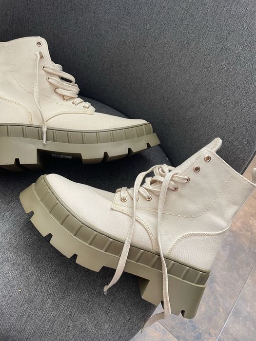 Чоботи на масивній підошві  в молочному кольорі